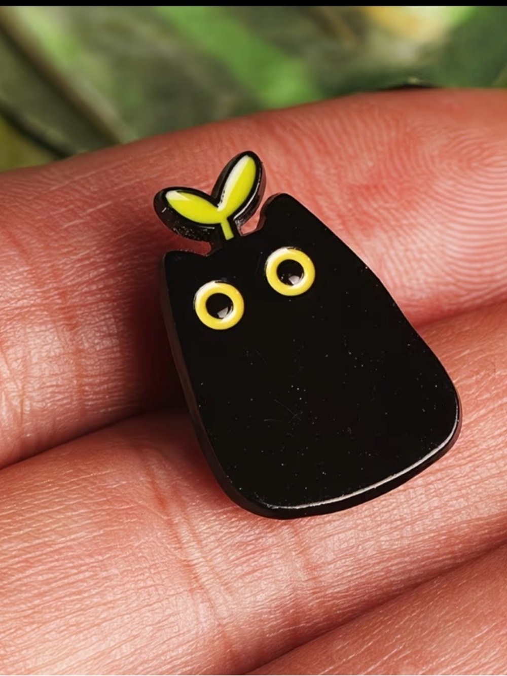 Black cat lapel pin